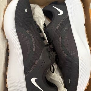 Nike Women's React Escape Run shoes
